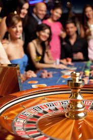 BandarQ bet interface showing stake tiers and player seating on yes77 slot